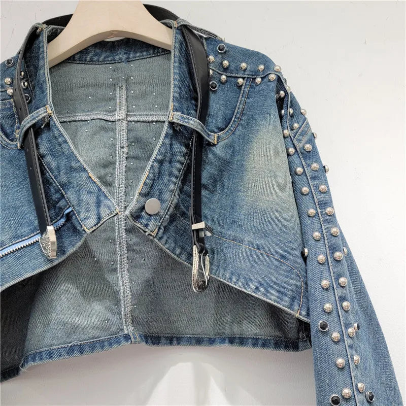 Jaqueta Jeans Curta Gola Com Cinto E Fivela Mangas Cravejadas Com Strass